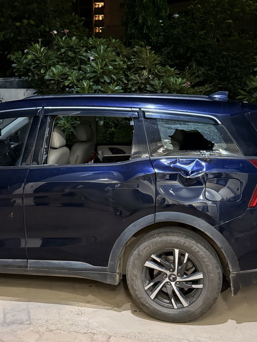 pranjalsoni_'s tweet image. On the night of 26th, around 3am morning someone tried to broke into my car parked outside garba pandal in Ahmdabad Gujarat, and tried to steal some valuable goods but they didn’t succeed
I tried to call police, police said it’s not urgent and they told me go to nearby police…