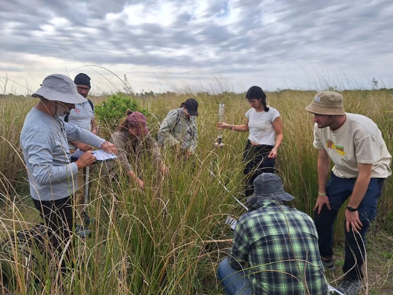 FIRE_ADAPT's tweet photo. 🔥 Second week of the #SHArgentina! Yesterday...
👉Workshop on equity and justice in IMF by #AdrianaFord and #JayMistry @centrewildfires #CObraCollectiveUK and WPs presentations.
👉Field activities: application of Carbon and biodiversity protocols in different plots. Thanks Cinzia and Quel 😉 @unito #UDG