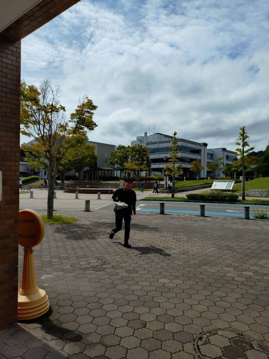 z51001785's tweet photo. 勝訴！！かと思いきや、自身が紹介されたプレスネットを掲げる志村先生
「ブルーオーシャンは非常識の中に!」 https://t.co/GzG8qxSmTK