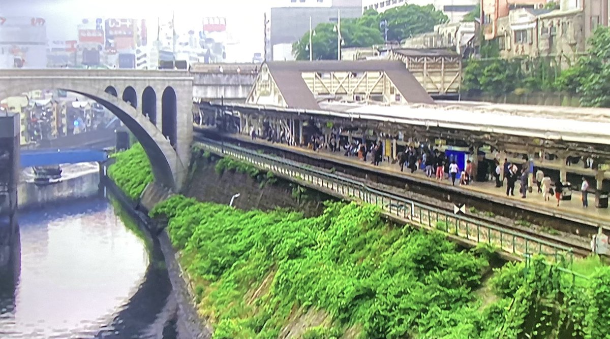 taka_69s's tweet photo. 脚本には「××線○○駅（仮）」となっていますが、長石監督は城南大学や関東医大病院の劇中設定（共に文京区）に照らして、御茶ノ水駅や総武線のホームをロケ地に選んだんだと思います。
まさか都会のど真ん中、���降客の多い御茶ノ水でロケ出来るとは思ってもいなかったのでリアルさに驚きました
#kuuga https://t.co/qBHVNB6oiR