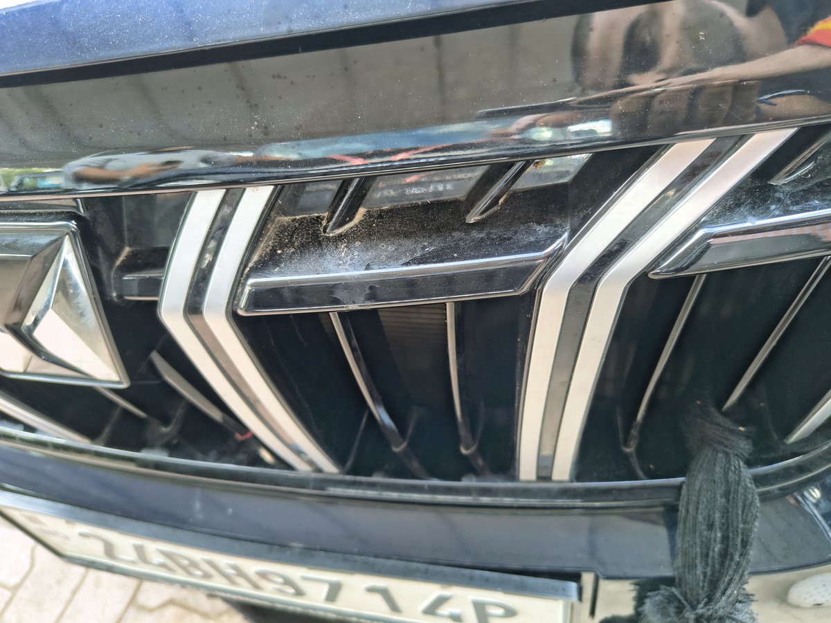 ErBVajpayee's tweet photo. @anandmahindra  @MahindraXUV700  @MahindraRise  @Mahindra_Auto  I have given my Xuv on Sept 29 they commited to give on same day but then asked me to take on Sept 30. In 2 days of service OS Motors delivering dis to customer. All over mud and dirt. Shit service. https://t.co/vq3va0kfUb