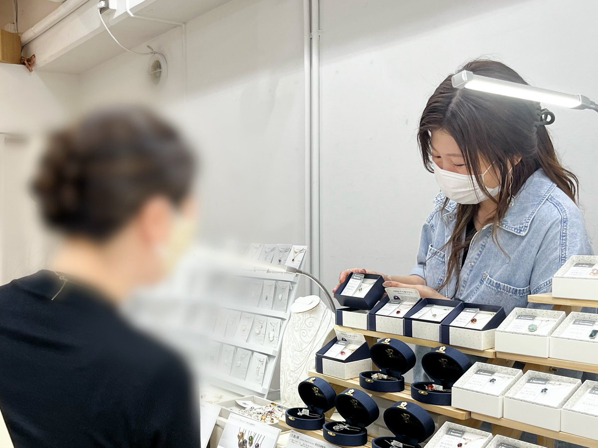 yuiaglass や シミズ貴石でルースをゲットしたら、そのままフリージアへお仕立ての相談ができるのが Blossoms’ fun space の嬉しいところ🙌✨

どれにしようか迷ってしまう方には、お仕立て済みのジュエリーも大変ご好評でした🦢🌷