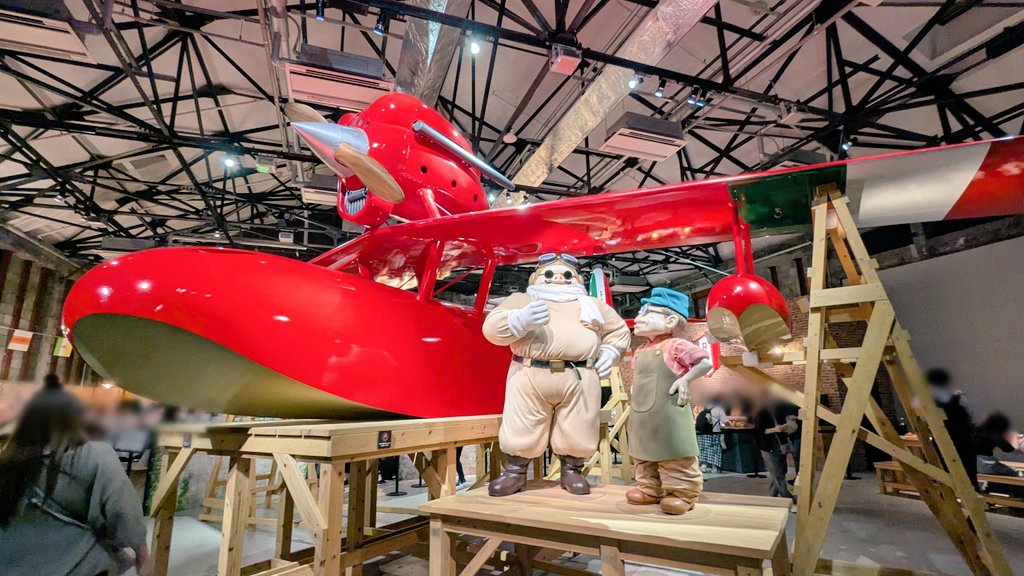 h_149_disney's tweet image. 遅くなったけど、この前 #ジブリの立体造型物展 に行ってきました。
大好きな紅の豚作品が目の前に！『モリモリ食べてビシバシ働こう！』のパスタ🍝もあって感動。
お土産はイモリの黒焼きチョコレートでした(*^^*)