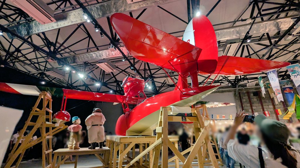 h_149_disney's tweet image. 遅くなったけど、この前 #ジブリの立体造型物展 に行ってきました。
大好きな紅の豚作品が目の前に！『モリモリ食べてビシバシ働こう！』のパスタ🍝もあって感動。
お土産はイモリの黒焼きチョコレートでした(*^^*)