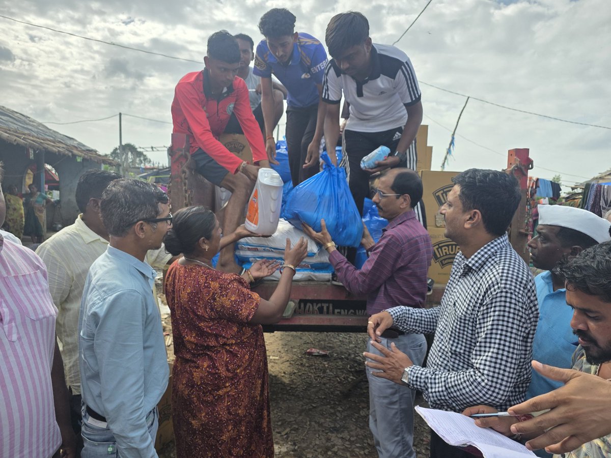 dpeonavsari's tweet photo. વાવાઝોડામાં સૌથી વધુ અસરગ્રસ્ત એવા નવસારી જિલ્લાના વાંસદા તાલુકાના સિણધઈ ગામે 156 પરિવારોને અનાજ,તેલ જેવી જીવન જરૂરિયાત ચીજવસ્તુઓની 20 થી 22 કિલોની કીટ બનાવી વાંસદા શિક્ષક પરિવાર દ્વારા દરેક પરિવારને ઘરે ઘરે જઈને આપવામાં આવી જેમાં સહભાગી બન્યા. https://t.co/ue8iYJS6Ke