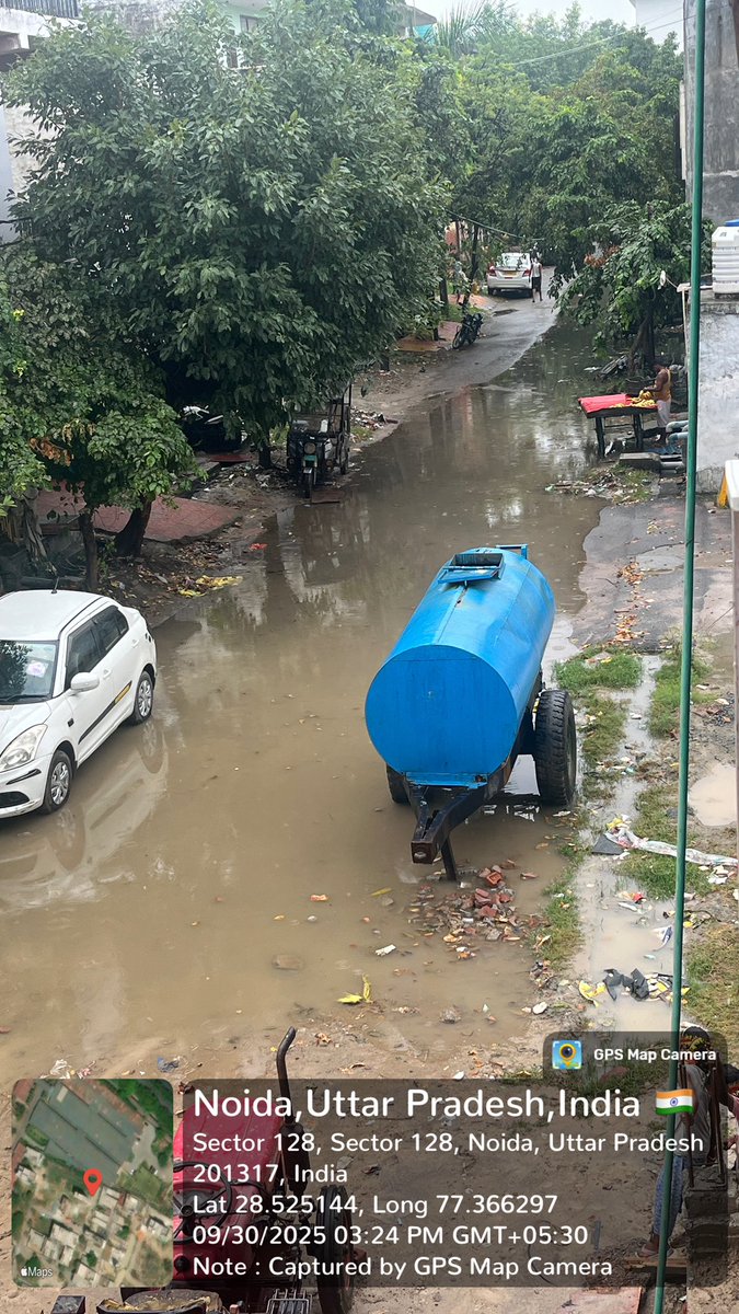 Officialchandel's tweet photo. @noida_authority @CPCB_OFFICIAL @CeoNoida @dmgbnagar @MedhaRoopam @noida_authorityआपने कहा था 2 से 3 महीने में कार्य पूरा हो जाएगा,अब 9 महीने ब���त जाने के बाद भी सड़क की ढाल सही नहीं की गई है।जलभराव की समस्या का स्थायी समाधान कब मिलेगा?न तो इस सेक्टर की नियमित सफाई होती है और न ही रखरखाव। 5% का सेक्टर होने के बावजूद स्थिति अत्यंत दयनीय है। https://t.co/NerswSvU7m