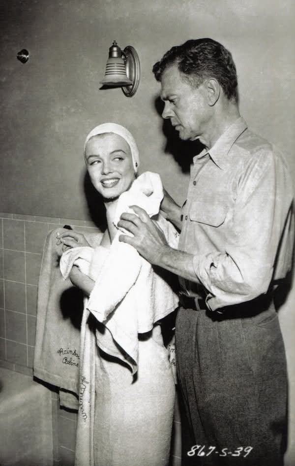 Clubpassionmar2's tweet photo. Bonne journée de mardi.
Have a sweet Tuesday.
#marilynmonroe #Marilyn #clubpassionmarilyn #niagara #RoseLoomis #coulisses #backstage #josephcotten #henryhathaway #caseyadams #jeanpeters #steffiskolsky https://t.co/QlMqAAPSiY