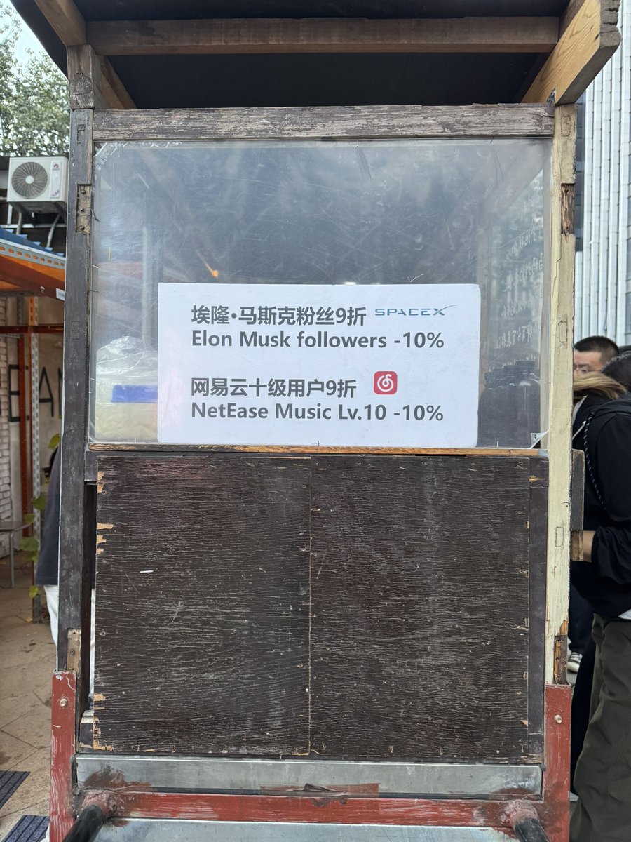 MissXQ's tweet photo. Spotted in Beijing #china  they love #elonmask @elonmusk https://t.co/1HfS7w9qo3