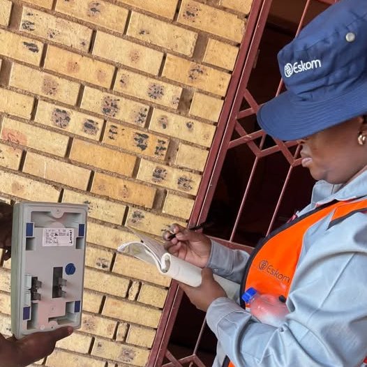 CapricornFMNews's tweet image. Following concerns around load reduction, Eskom in Mopani says it will from this week install #smartmeters in Nkowankowa township outside Tzaneen.
Earlier this year, residents from Nkowankowa and surrounding areas engaged in protests because of persistent load reduction. RM