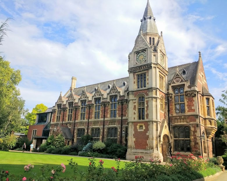 CareersEP's tweet photo. Today, a group of Year 10 students are visiting Pembroke College at The University of Cambridge. They will be learning more about this prestigious college as well as taking part in two academic taster sessions and learning more about post-16 study. https://t.co/fUsx54dKyj