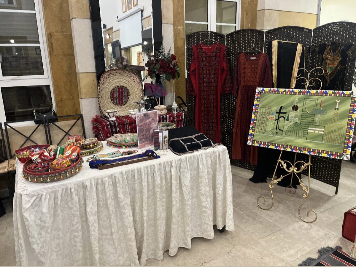 ktranslatorr's tweet photo. الترجمة ليست كلمات منقولة، بل جسر ثقافي يوصل قصصنا للعالم🌍
سعيدة وفخورة بمشاركتي في معرض الحرف اليدوية السعودية بترجمة نص عن النسيج والجلود والخوص بأسلوب غلاف مجلة، 
تحت إشراف الدكتورة القديرة @a_alfaify🤍
#اليوم_العالمي_للترجمة 
#internationaltranslationday2025 https://t.co/2eU1hQZzRe