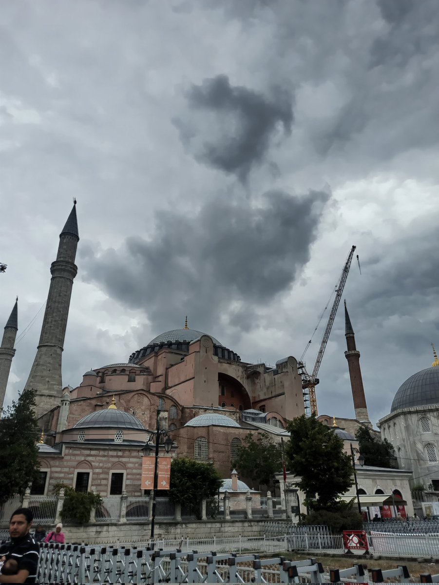 hesabımın isminin miftah olması Fatih Dumanın Miftah adlı Ayasofya romanından dolayıydı ben kitabı okuduğum zamanlar Ayasofya camii değildi o kadar çok dua etmiştim ki kısa bir zaman sonra da camii olmuştu şimdi ne zaman İstanbul'a gelsem ilk Ayasofyaya geliyorum elhamdülillah :)