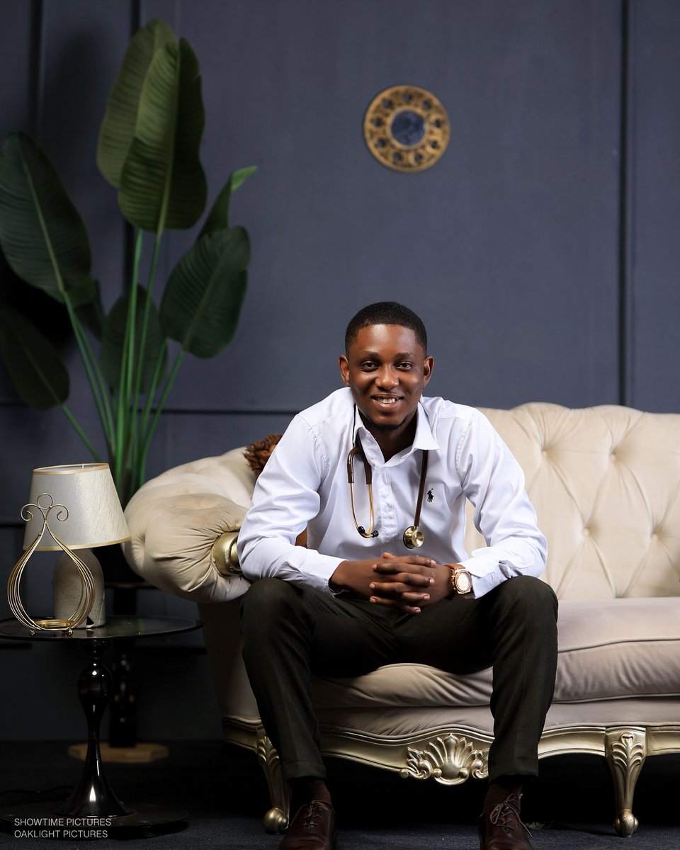 NSMQGhana's tweet image. From Super Sub to medical doctor!💯

Congratulations to Dr. Stephen Jimmy Newton, a member of the #NSMQ2019 winning team — St. Augustine’s College, on his graduation from the KNUST School of Medical Sciences.

You&apos;ve made us SUPER proud, Doc!🩺

#Primetime