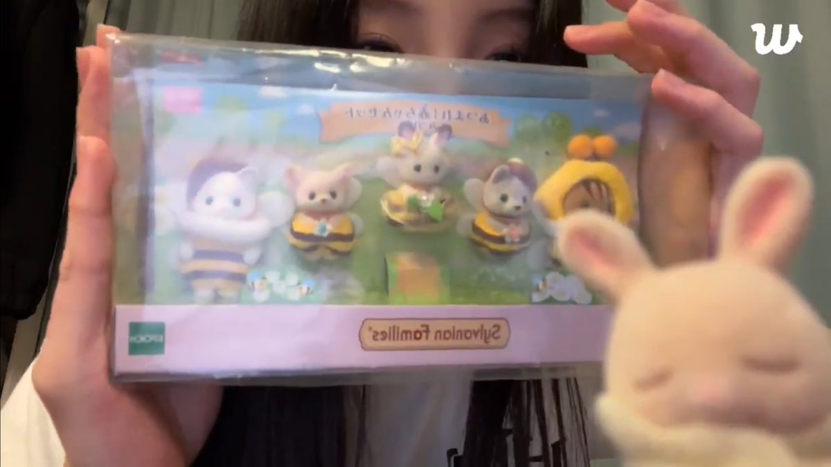 merrymemeow's tweet photo. 원희가 아끼는 실바니안이라고 보여주고 나서부터 넘넘 갖고 싶었는데 고민하다가 드디어 구매😆😆 너무 귀여워 꿀벌 아기들~⋆｡˚⋆🐝🪽 https://t.co/a4G6KFuwqh
