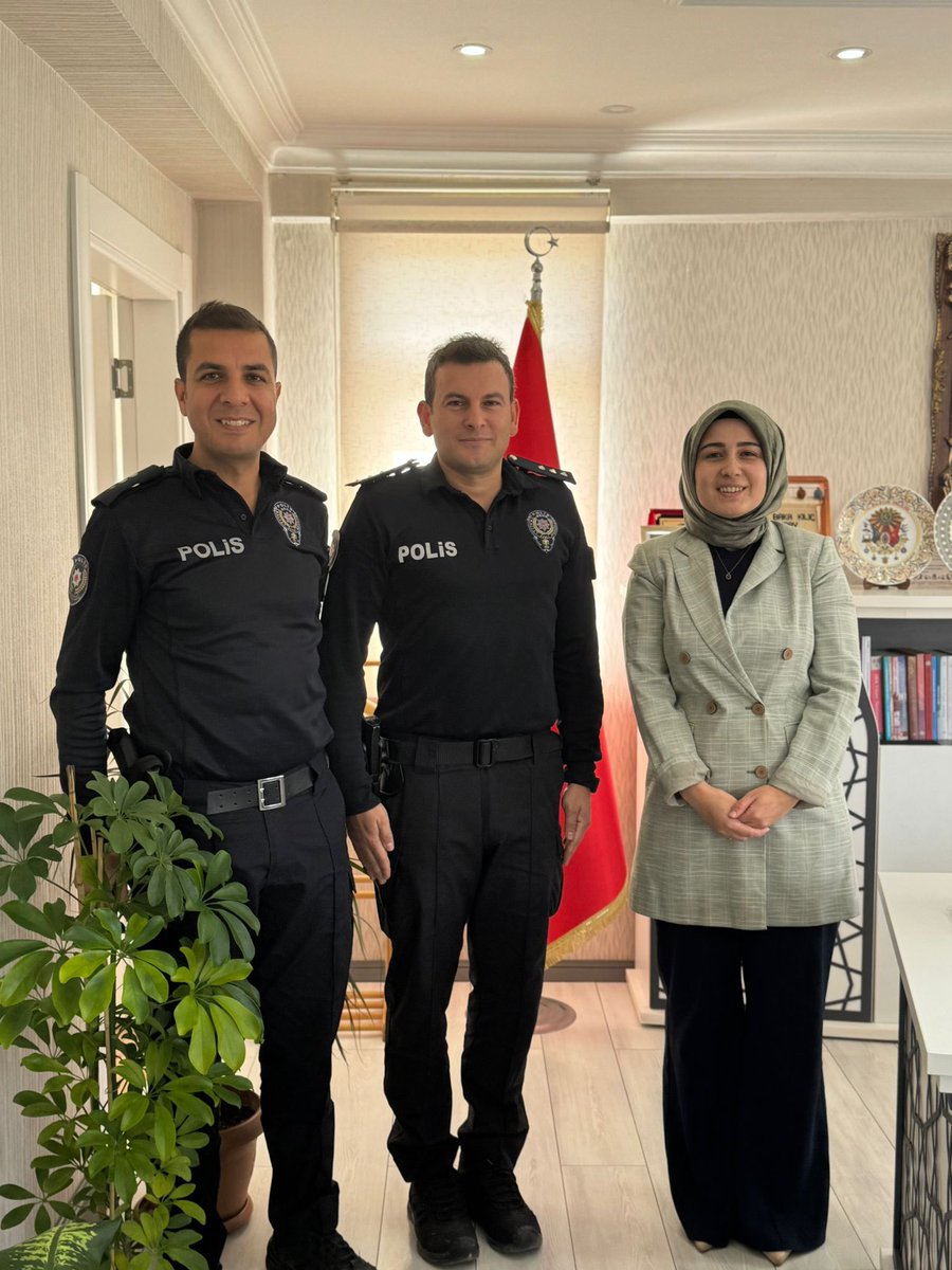 Kaymakamımız Sayın Kübra BAKA KILIÇ, Emniyet Genel Müdürlüğü Yüksek Merkez Değerlendirme Kurulu kararı ile bir üst rütbeye terfi eden İlçemiz Emniyet Amirliğinde görevli Mücahit BODUR’un rütbelerini takarak kendisini tebrik etti ve yeni görevlerinde başarılar diledi.
