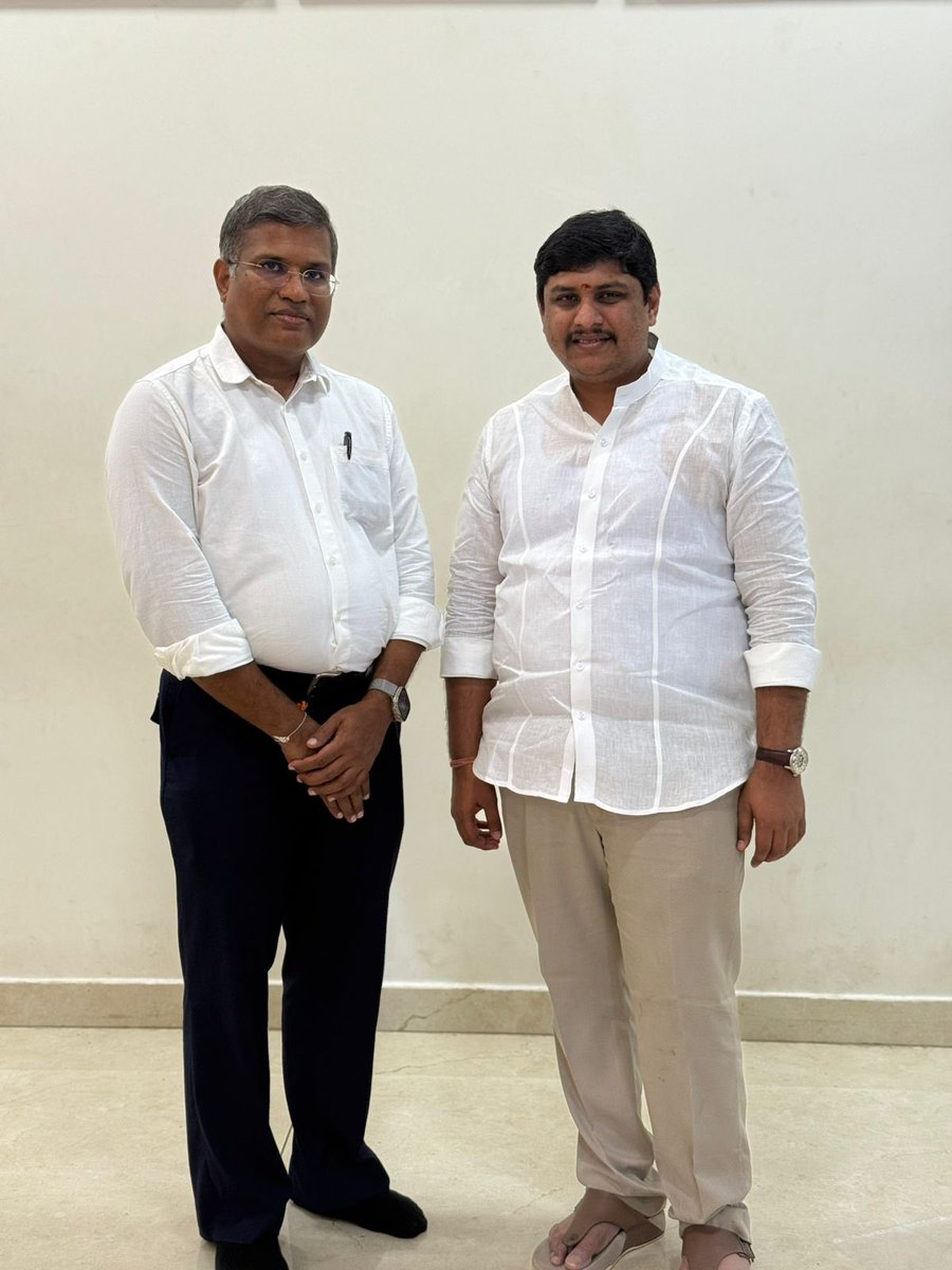 தமிழக பாஜகவின் செங்கல்பட்டு வடக்கு மாவட்ட சமூக ஊடக பிரிவு மாவட்ட தலைவர் ஸ்ரீ ராம் அவர்கள் இன்று சென்னை கமலாலயத்தில் என்னை சந்தித்து உரையாடினார்.