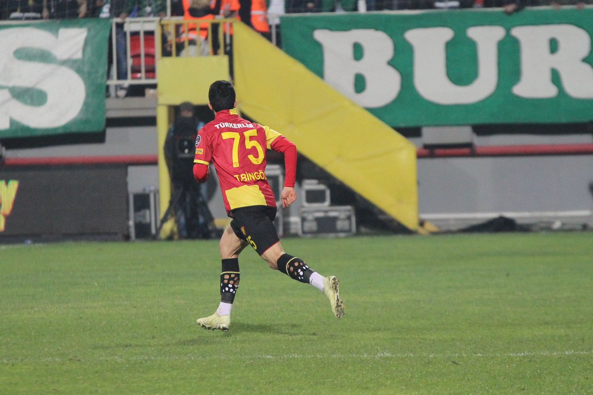 TarikKRC1925's tweet photo. @demarkesports Bir de çorapları vardı. Bir kere güldük alındı birdaha giymemişti https://t.co/ZmlMpzKqhI