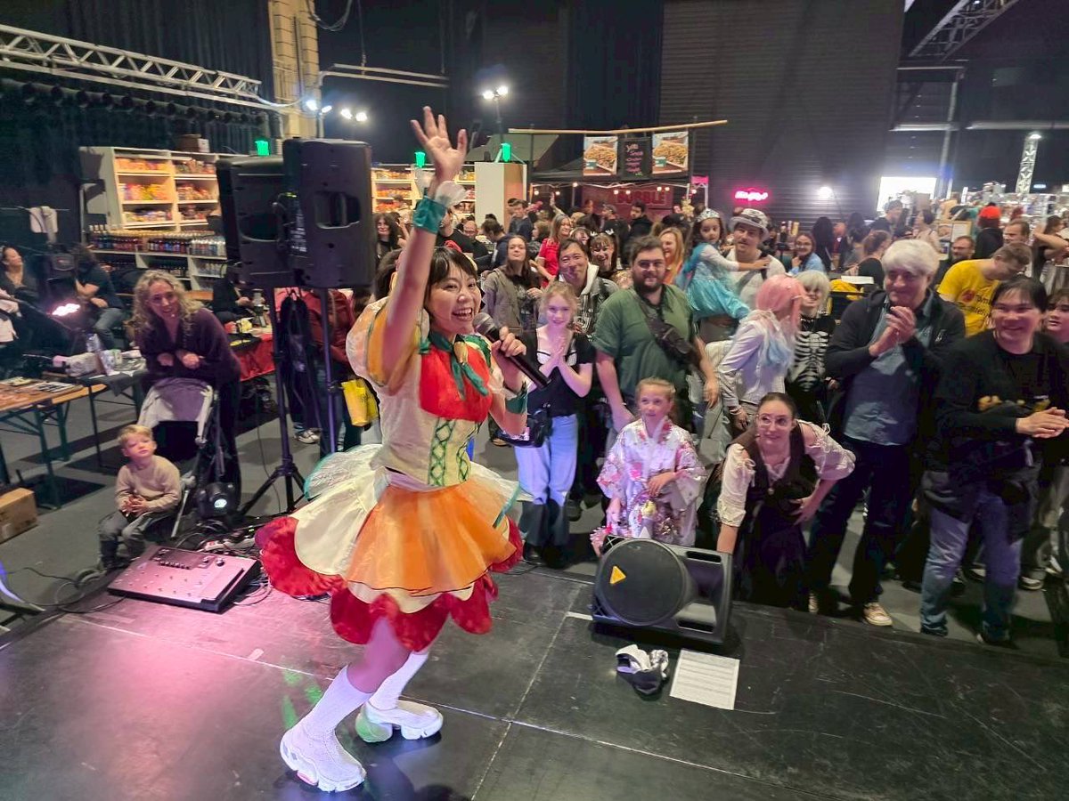 yura_burstgirl's tweet image. ステージの横のみんな映ってなかったからこちらの写真もアップしました😎✊✨