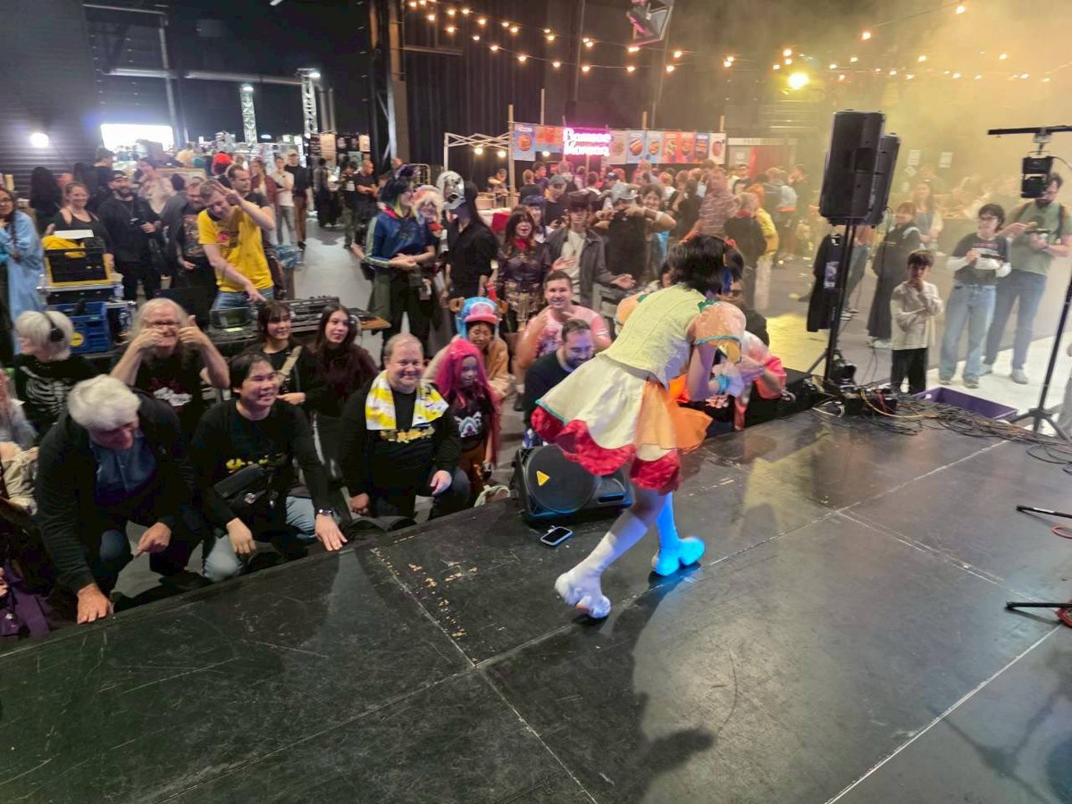 yura_burstgirl's tweet image. ステージの横のみんな映ってなかったからこちらの写真もアップしました😎✊✨