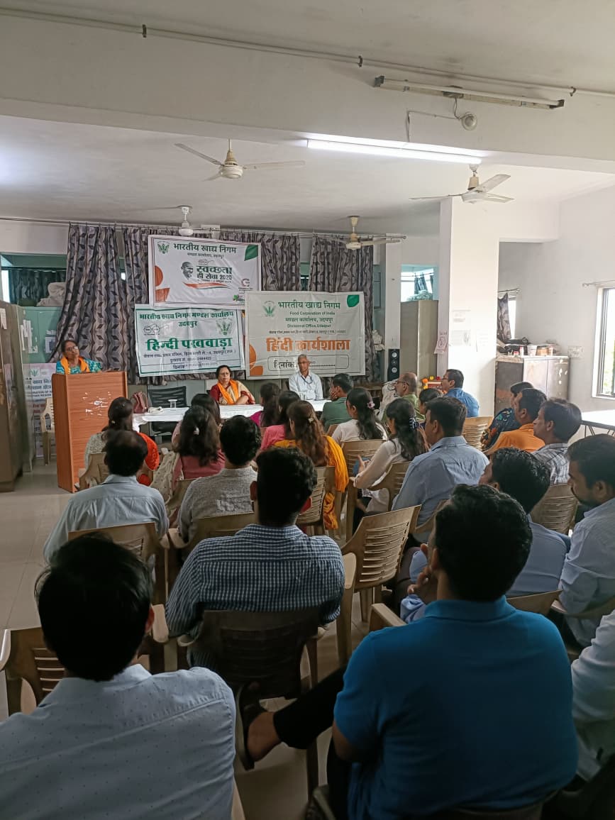 आज DO उदयपुर में हिंदी पखवाड़ा समापन, एक दिवसीय हिंदी कार्यशाला के दौरान मुख्य अतिथि के रूप में प्रो.(डॉ.) मंजू चतुर्वेदी एवं प्रो.(डॉ.) इंद्रा जैन उपस्थित थे। विजेता रहे प्रतिभागी को प्रशस्ति पत्र एवं पुरस्कार प्रदान किए गए साथ ही अन्य प्रतिभागी को प्रोत्साहन पुरुस्कार दिए गए।