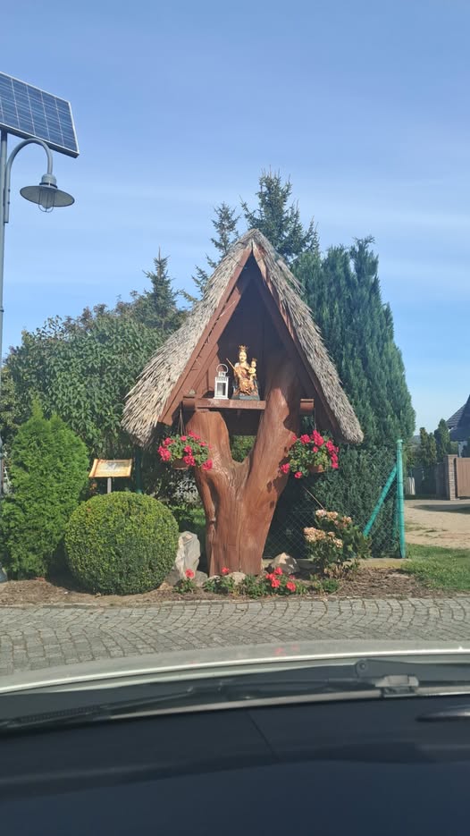 podkarpatka's tweet image. Matka Boża Sianowska Królowa Kaszub
#Kaszuby- Chmielno
Kaszuby są piękne
#Kapliczki przy szlaku.
Zdj. Marlena Rybak