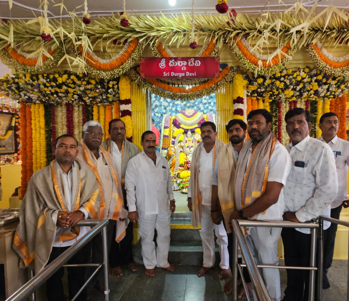 aerupula123's tweet photo. మణికొండ మున్సిపాలిటీ భాగ్యలక్ష్మి కాలనీలోని శ్రీ దుర్గామాత ఆలయం అమ్మవారి దర్శనం మరియు మున్సిపాలిటీలోని పలు ప్రభుత్వ కార్యాలయంలో ఆయుధ పూజలో పాల్గొనడం జరిగింది.. @ManaManikonda @DrRanjithReddy @PrakashGoudMLA https://t.co/Kt8EwniFFv
