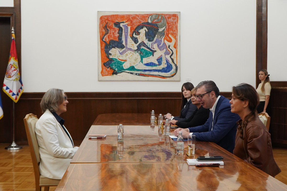 sns_srbija's tweet photo. Председник Републике Србије Александар Вучић @avucic састао се са амбасадорком Данске у Београду Пернил Далер Кардел, са којом је разговарао о даљем јачању  билатералних и економских односа две земље и предстојећем Самиту Европске политичке заједнице.
https://t.co/kbXE3CDsNT https://t.co/oPWZ6RvwgL