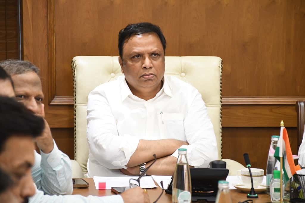 ShelarAshish's tweet photo. Convened a meeting on accelerating the development and adoption of Artificial Intelligence (AI) and to promote AI-driven innovation across Maharashtra for a technologically empowered state.

Officials from concerned departments, and members of Task Force including Shri Suraj Nanjia and Shri Braj Bhushan were present for the meeting.

#AshishShelar