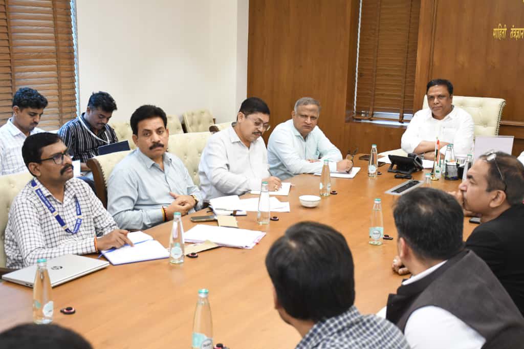 ShelarAshish's tweet photo. Convened a meeting on accelerating the development and adoption of Artificial Intelligence (AI) and to promote AI-driven innovation across Maharashtra for a technologically empowered state.

Officials from concerned departments, and members of Task Force including Shri Suraj Nanjia and Shri Braj Bhushan were present for the meeting.

#AshishShelar