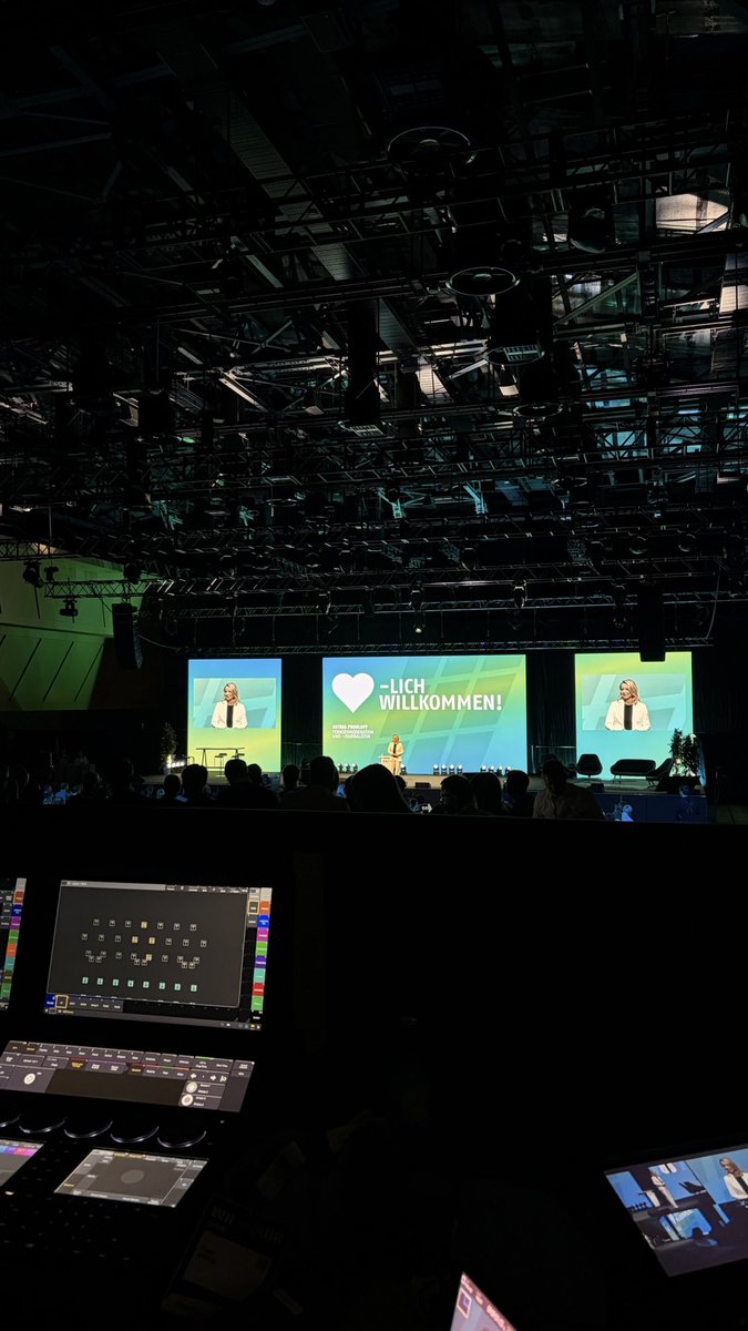 mathis_aa's tweet image. Стою такая деловая, смотрю презентацию, которую я сделала для конгресса, входной билет на который стоит больше моей брутто зарплаты 🥲