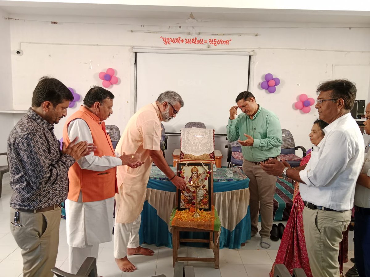 aniruddhdavebjp's tweet image. માંડવીની શેઠ એસ વી આર્ટસ એન્ડ કોમર્સ કોલેજ ખાતે શ્રીમતી સુમિત્રાબહેન પટેલ નો વિદાય સમારંભ યોજાયો જેમાં ઉપસ્થિત રહી શુભેચ્છાઓ પાઠવી અને સ્વદેશી અપનાવવા માટે અપીલ કરી.
#2MandviVidhansabha
#mandvi