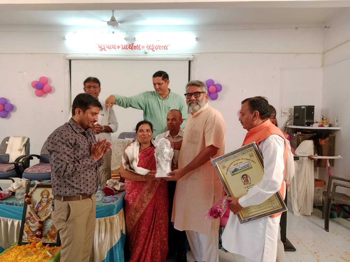 aniruddhdavebjp's tweet image. માંડવીની શેઠ એસ વી આર્ટસ એન્ડ કોમર્સ કોલેજ ખાતે શ્રીમતી સુમિત્રાબહેન પટેલ નો વિદાય સમારંભ યોજાયો જેમાં ઉપસ્થિત રહી શુભેચ્છાઓ પાઠવી અને સ્વદેશી અપનાવવા માટે અપીલ કરી.
#2MandviVidhansabha
#mandvi