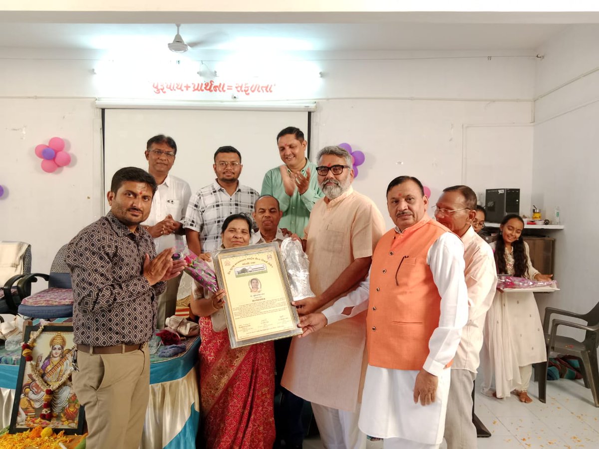 aniruddhdavebjp's tweet image. માંડવીની શેઠ એસ વી આર્ટસ એન્ડ કોમર્સ કોલેજ ખાતે શ્રીમતી સુમિત્રાબહેન પટેલ નો વિદાય સમારંભ યોજાયો જેમાં ઉપસ્થિત રહી શુભેચ્છાઓ પાઠવી અને સ્વદેશી અપનાવવા માટે અપીલ કરી.
#2MandviVidhansabha
#mandvi