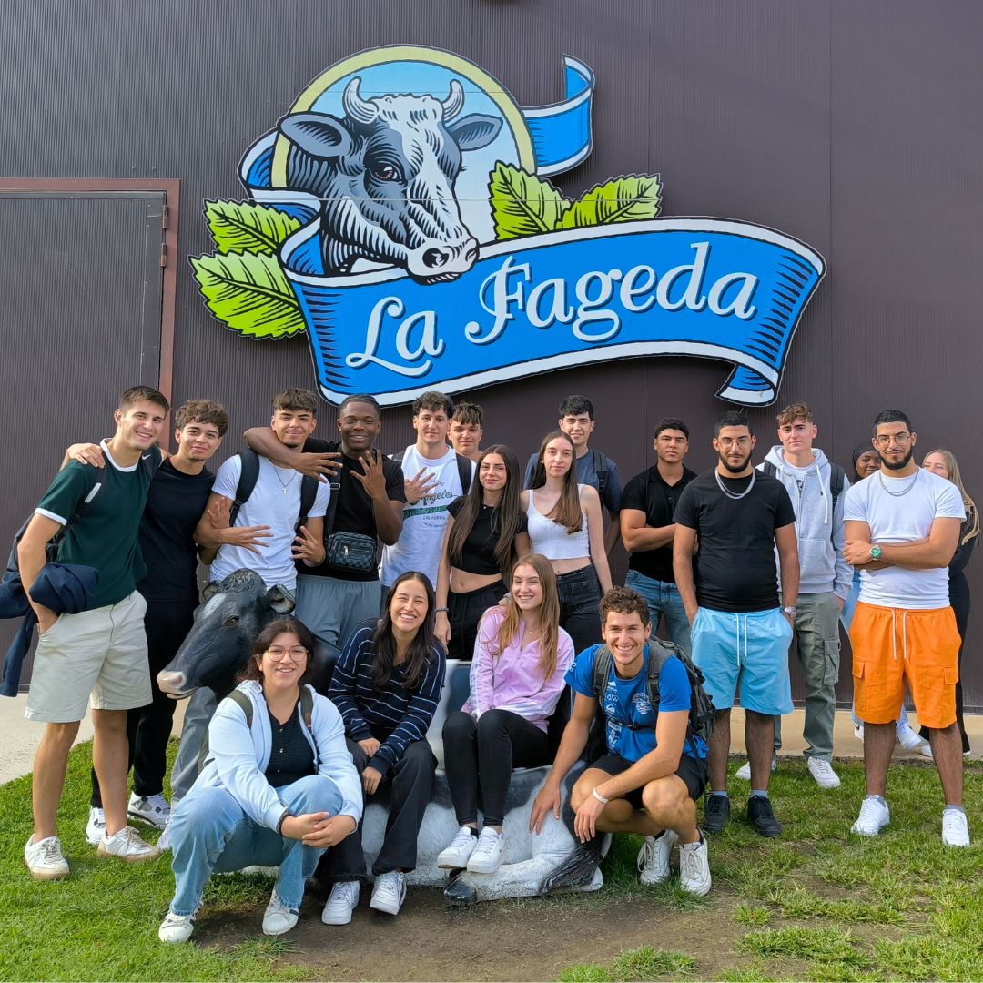 📍 L’alumnat de 2n de Gestió de Vendes i Espais Comercials (CFGS) visita La Fageda Fundació.

💡 Un projecte social pioner, model d’estudi a universitats d’arreu 🌍, que dignifica el treball a la Garrotxa.

🔗 bit.ly/4pHNfdr

#iSantaEugèniaFP #GestióDeVendes #LaFageda