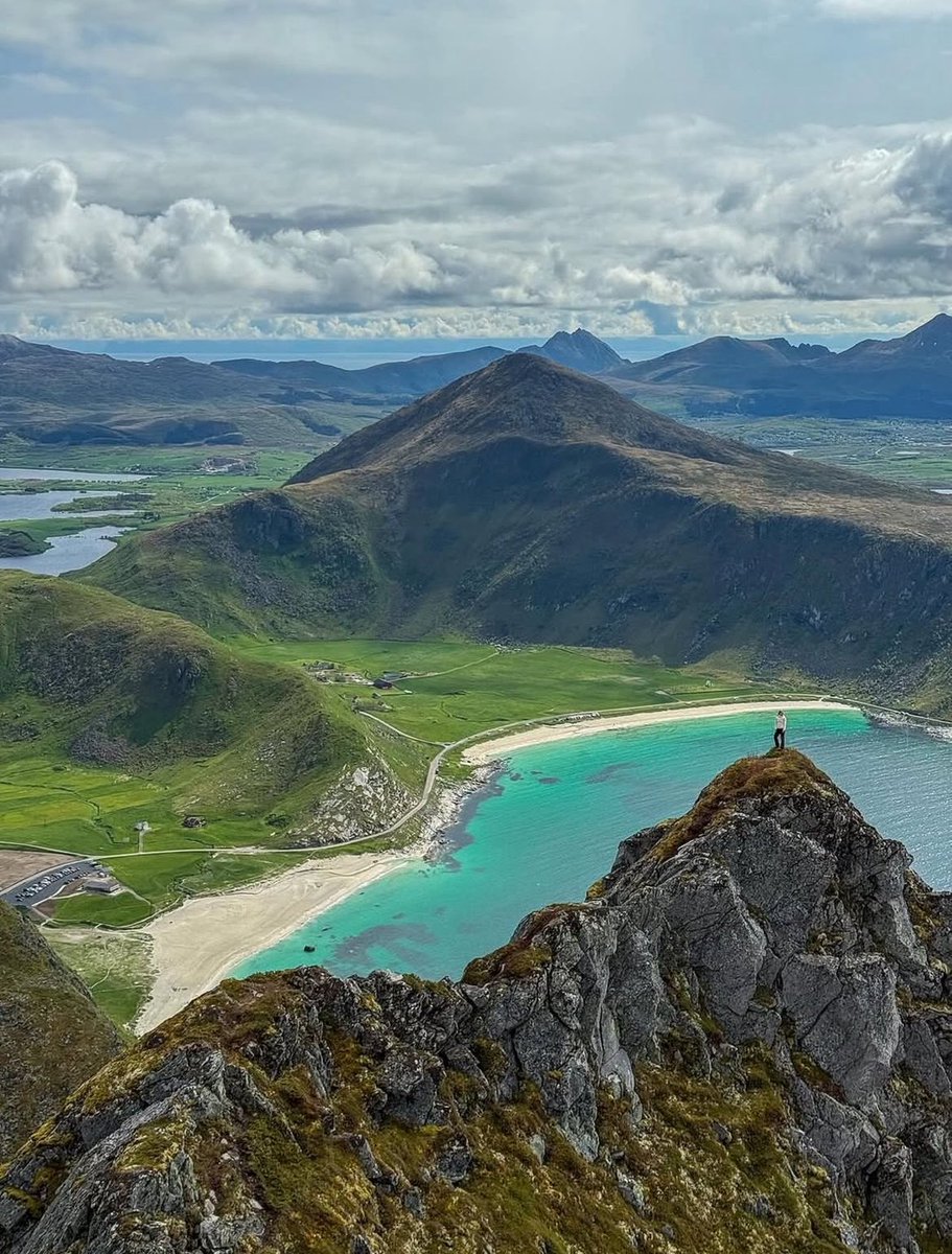 CRYPTO_shihab_1's tweet image. Standing a top a cliff, gazing at the serene turquoise bay and rolling green hills..... Nature lover shihab_ #NatureLovers #AdventureAwaits