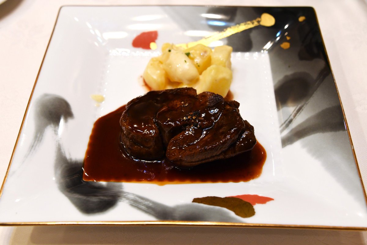 WingDeployment's tweet image. おフレンチ撮るのにクソデカカメラを起用