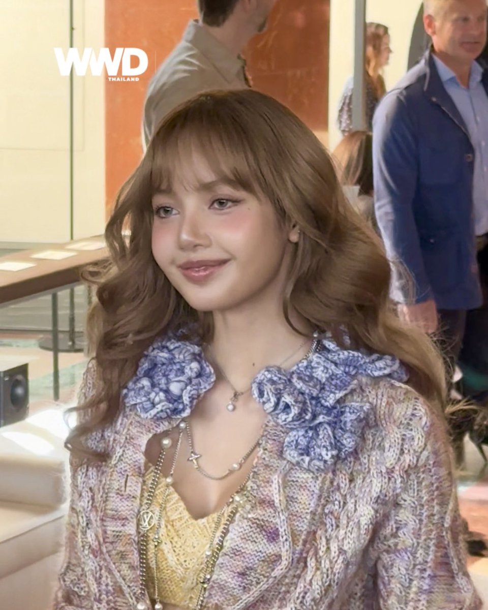 WWDThailand's tweet photo. อีกหนึ่งแบรนด์แอมบาสเดอร์คนสำคัญของ Louis Vuitton อย่าง Lisa ปรากฏตัวอย่างสง่างาม เตรียมเข้าร่วมชมแฟชั่นโชว์สุภาพสตรีคอลเลกชั่น Spring/Summer 2026 โดย Nicolas Ghesquière

#WWDThailand #LouisVuitton #LVSS26 #Lisa https://t.co/NY2c6isNiv