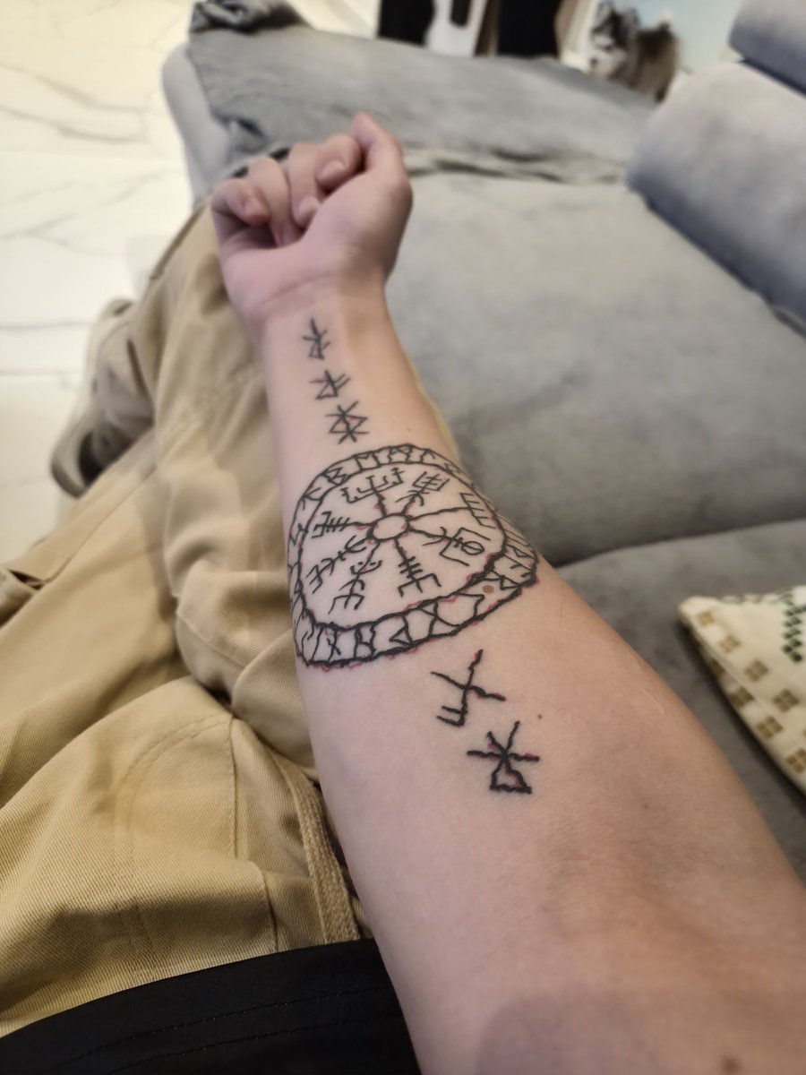 Jbvb06600's tweet photo. Mes différents #tatoo #tattoos #tatouage #tatouages #faceeverythingandrise #runes #rune #viking #vikings #anime #manga #NARUTO #NarutoShippuden #sasuke #sharingan #fear #FEAR  
#tattooartist #tatoueur blue_diamond_ink_tattoo tatoueur basé sur la côte d’azur (#nice #cannes ) https://t.co/n4kplGOVrZ