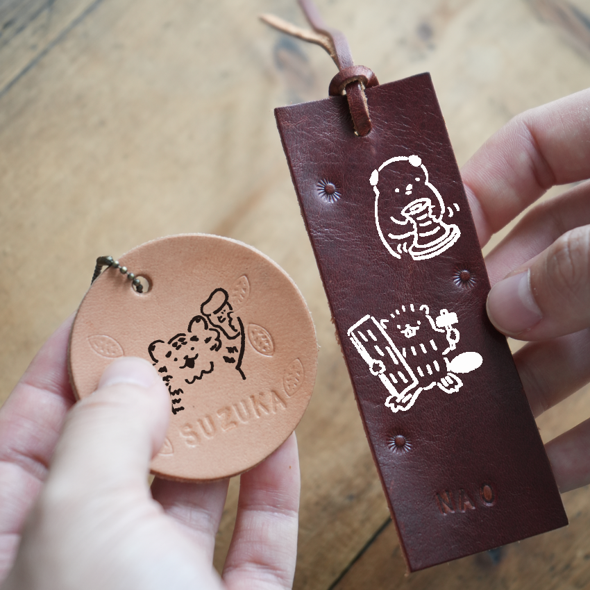 tokyo_crafes's tweet photo. 【レザーを使って栞とストラップを作ろう！｜東京クラフトフェスティバル（10/4-5）】
革靴の作り手・coupéさんが用意してくれ��数種類の革からお気に入りを選び、オリジナルの栞やストラップを作りませんか？　イラストレーター・高旗将雄さんの特別なスタンプも押せますよ。
https://t.co/BKD9zOm0G8 https://t.co/Cc2aJej92b
