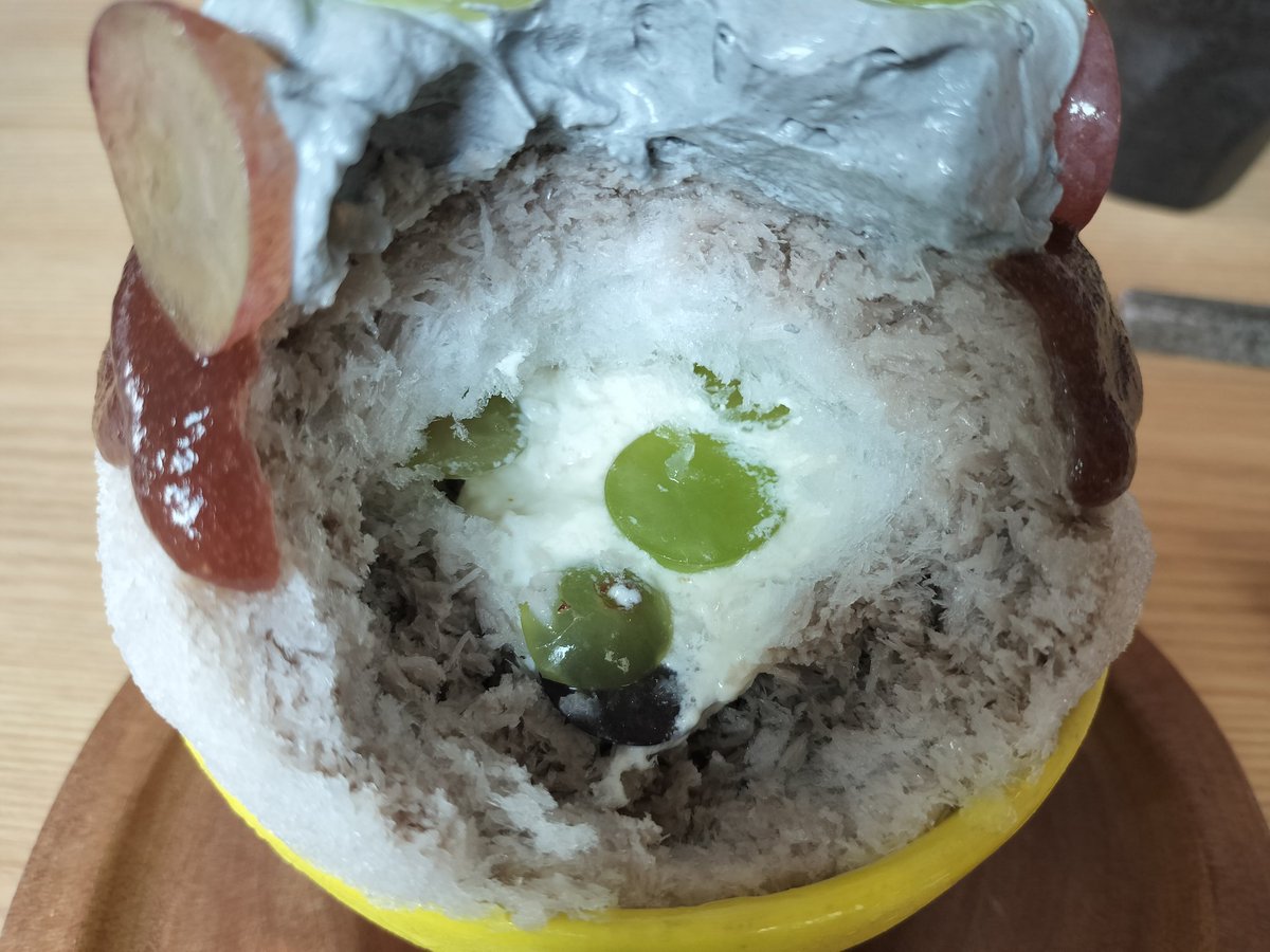 Xiaoyue_5555's tweet image. 公式の写真より美しいのが出てきてとても嬉しくなった✨

【花火】

注文の決め手は葡萄達ではなくザクロソース、ザクロ大好きなんだけどなかなか出会えないから

ルイボスティーベースって珍しいと思うけど、凄くしっくりきてた！葡萄の甘みとザクロの酸味の対比が良き👍

#かき氷 #chap