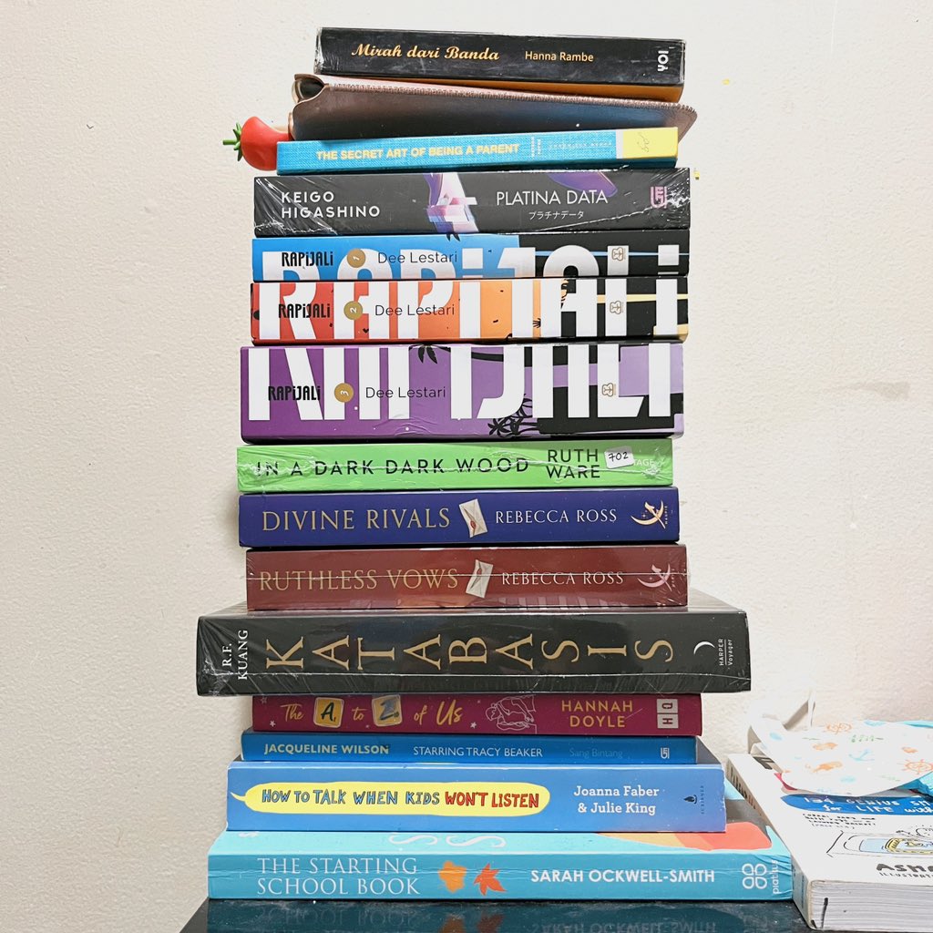 eamnicano's tweet image. The face                                            The books