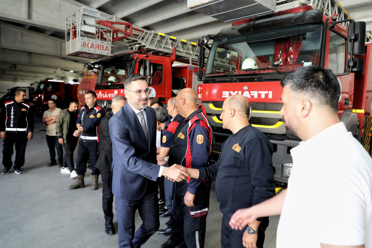 Ntanglay's tweet photo. Belediye Başkan Yardımcımız Sayın @ibrahimaslan13 ile birlikte İtfaiye Haftası dolayısıyla Bitlis Belediyemizin kıymetli itfaiye personelleriyle bir araya geldik. 

İnsan hayatını ve şehrimizin güvenliğini korumak adına gece gündüz fedakârca görev yapan tüm itfaiyeci kardeşlerimizi tebrik ediyor, özverili emekleri için kendilerine teşekkür ediyorum. Görevlerinde kolaylıklar ve başarılar diliyorum.