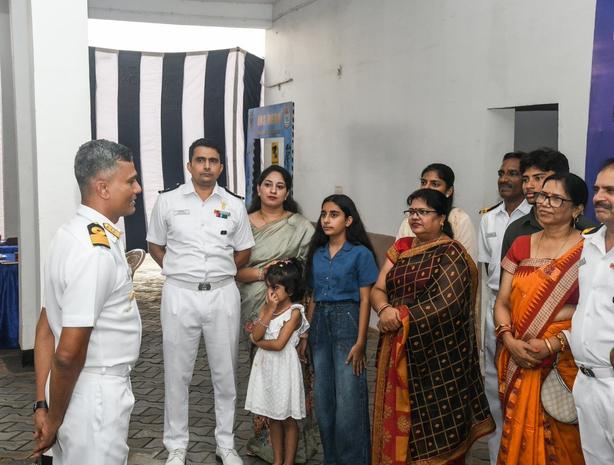 #INSDega hosted a heartfelt and vibrant #AabharCeremony, celebrating our retiring sailors and their beloved families, marking the end of one chapter and the beginning of another.🌟

 कमान अधिकारी डेगा की अध्यक्षता में आयोजित इस कार्यक्रम में  सेवानिवृत्त नाविकों को  समृद्ध भविष्य