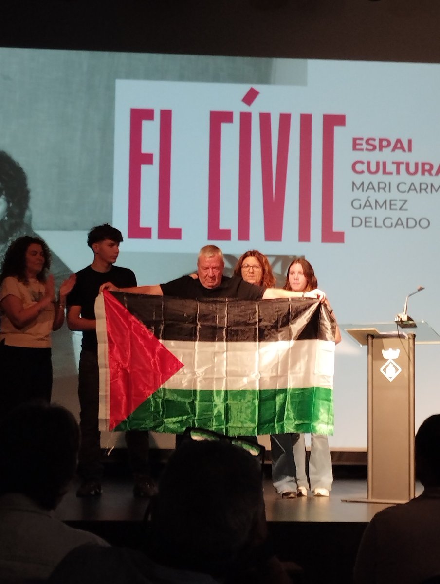 💐Preciós i emotiu homenatge a la figura i el llegat de la primera alcaldessa de Polinyà i de la nostra camarada, Mari Carmen Gámez. A partir d'ahir el Centre Cívic porta el seu nom!!✊🏽