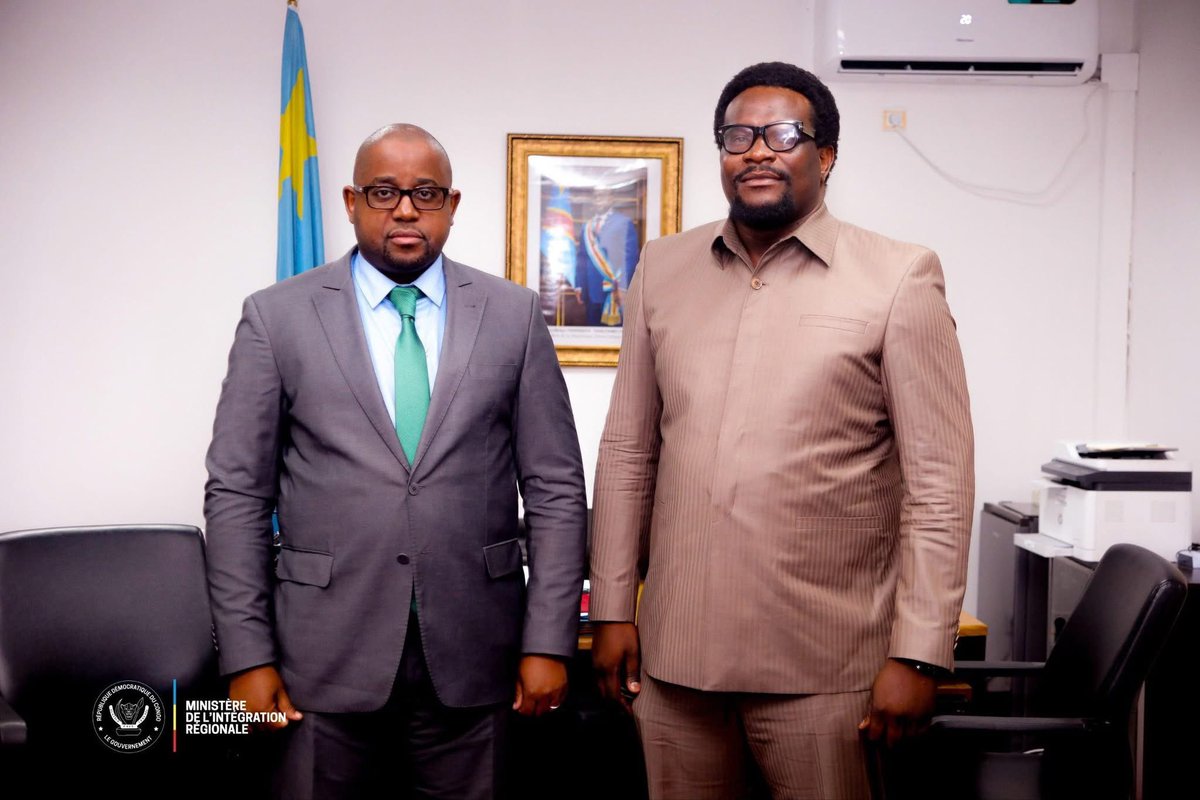 CORAC_RDC's tweet photo. L’activiste @Icone_Carbone , présente ses civilités au ministre de l’Intégration Régionale Floribert Anzuluni, son ancien compagnon de lutte au sein du mouvement citoyen Filimbi. 

Lire l’article : https://t.co/BgMMftayYX https://t.co/KixjlbjtzA