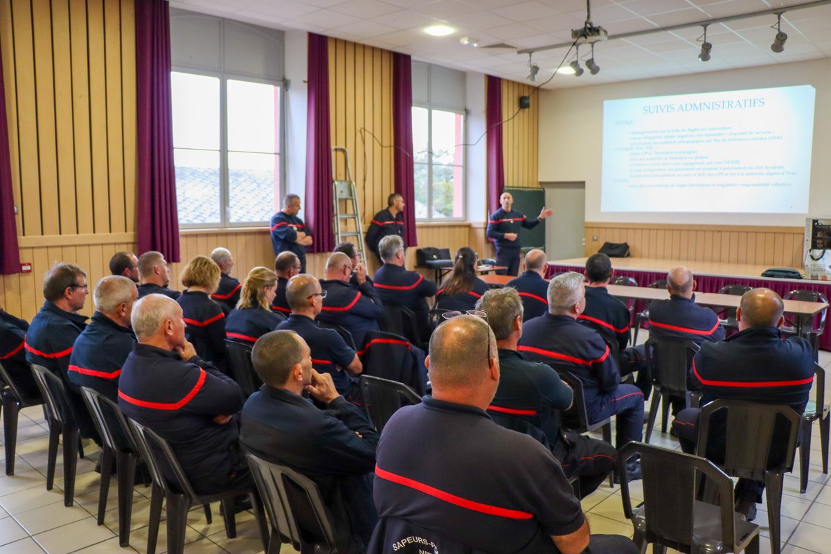 SDIS58's tweet image. 📌 Le 24/09 à Larochemillay, s’est tenue la 1ʳᵉ des 3 réunions annuelles de compagnie du SDIS 58.

🚒 Autour du colonel hc Olivier PEYCRU, DDSIS, les chefs de centre et adjoints de la compagnie Morvan ont échangé sur l’actualité &amp;amp; les projets du service.