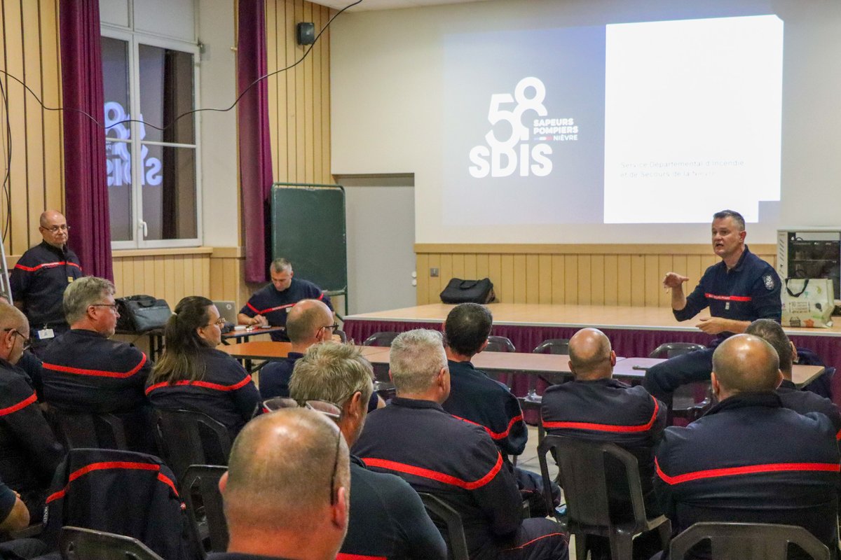 SDIS58's tweet image. 📌 Le 24/09 à Larochemillay, s’est tenue la 1ʳᵉ des 3 réunions annuelles de compagnie du SDIS 58.

🚒 Autour du colonel hc Olivier PEYCRU, DDSIS, les chefs de centre et adjoints de la compagnie Morvan ont échangé sur l’actualité &amp;amp; les projets du service.