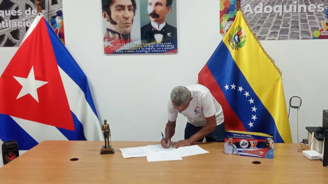 DIMARQ_Cuba's tweet photo. Miembros de la misión UNECA SA, del Ministerio de la Construcción en Venezuela, ratificaron en la mañana de hoy el apoyo al pueblo y Gobierno Venezolano, a través del proceso de firmas. https://t.co/cVT2xFoVN4