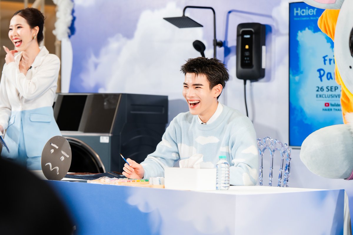 theseriesy_th's tweet photo. “โฟร์ท ณัฐวรรธน์” ฮอตไม่พัก! แจ้งเกิดฉายาใหม่ ‘ทูตสวรรค์’
เสิร์ฟความฟินเต็มพิกัดใน Haier Dream For Fan SS5
#THIFourth Thank Heaven It’s “Fourth” Day

กรุงเทพฯ 30 กันยายน 2568 – ฮอตไม่พักจริง ๆ สำหรับหนุ่มหล่อขวัญใจแฟน ๆ ‘โฟร์ท’ ณัฐวรรธน์ จิโรชน์ธิกุล ที่ล่าสุดสลัดลุคกร้าวใจมาในคอนเซ็ปต์ “ทูตสวรรค์” หล่อสะอาดเนี๊ยบ กระชากใจ ในกิจกรรม Haier Dream For Fan SS5
ตอน #THIFourth Thank Heaven It’s “Fourth” Day พร้อมเปิดปาร์ตี้Haier Heaven เนรมิตพื้นที่ให้เย็นฉ่ำสุดคูลด้วยเครื่องปรับอากาศHaier UV Cool Voice Series โดยโฟร์ทจัดเต็มความฟินและเสียงหัวเราะผ่าน 3 มิชชั่นสุดเอ็กซ์คลูซีฟ ทั้งเพนท์กระจก DIY รุ่น ลิมิเต็ดเพียง 5 ชิ้นบนโลก, เกมทดสอบความจำในตู้เย็น Haier Space Fit ที่แม้พลาดจนโดนบทลงโทษน่ารักแต่ยังแก้ตัวชนะได้และภารกิจแยกผ้าซักสุดฮา ก่อนปิดฉากด้วยการคว้าหัวใจแฟน ๆ ไปเต็ม ๆ พร้อมพาแฮชแท็ก #HaierXFourthNattawat และคีย์เวิร์ด Haier THIFourth ติดเทรน บน X สมศักดิ์ศรีไอคอนแห่งความฮอตแห่งยุคสุด ๆ

โดยงานนี้ โฟร์ท ณัฐวรรธน์ จิโรชน์ธิกุล ได้เผยความรู้สึกสุดประทับใจว่า “วันนี้สนุกมากครับ รู้สึกมีความสุขเหมือนได้ขึ้นสวรรค์จริง ๆและยังเป็นโอกาสดีที่ได้พาน้องลูกคุณหนูออกมาพบเจอแฟน ๆที่น่ารักด้วย ขอบคุณแฟน ๆทุกคนที่คอยส่งเสียงเชียร์และกำลังใจจากทางบ้านด้วยครับ เพราะแรงเชียร์ ทำให้ผมมีพลังใจฮึดสู้จนสามารถเอาชนะทุกมิชชั่นได้ และต้องขอขอบคุณไฮเออร์สำหรับกิจกรรมแสนสนุกครั้งนี้นะครับ”

ผู้ที่สนใจสามารถสามารถติดตามข้อมูลข่าวสาร โปรโมชัน
และกิจกรรมต่าง ๆ จากไฮเออร์ได้ที่ Facebook: Haier Thailand,
Instagram: @haierthailand_official, X (Twitter):
@ThailandHaier, YouTube: @HaierThailandOfficial, TikTok:
@haier_thailand และ Line OA : @haierthailand
หรือดูรายละเอียดสินค้าเพิ่มเติมได้ที่ https://t.co/AjBfOBsDkb

#Haier #HaierThailand #HaierMoreCreationMorePossibilities
#HaierDreamForFanSS5 #HaierXFourthNattawat #THIFourth
#Fourthnattawat