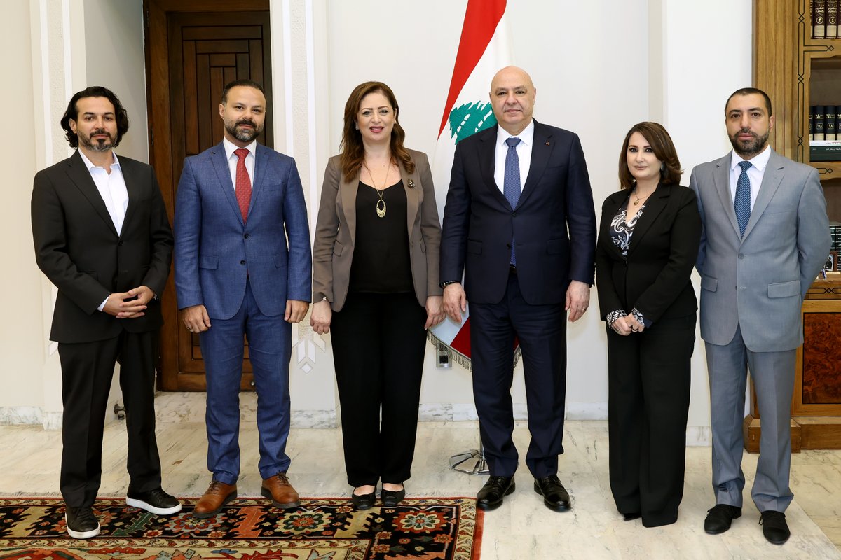 رئيس الجمهورية أمام مجلس إدارة تلفزيون لبنان:
أنا مع الحرية الإعلامية شرط ألا تُستَخدم للإساءة. سقفها هو الأمن الوطني، فلا يجوز أن تتحوّل إلى أداة للتحريض على رموز الدولة، أو للترويج للنعرات الطائفية، أو للإساءة إلى دول شقيقة وصديقة تقف إلى جانب لبنان